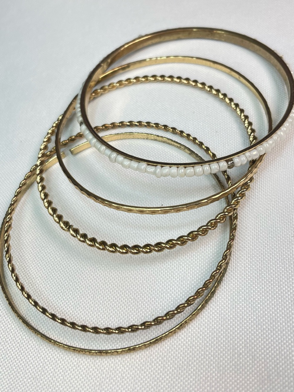 🔥 Gold-Tone Mixed Bangle Bracelet Stack – 7 Piece Set